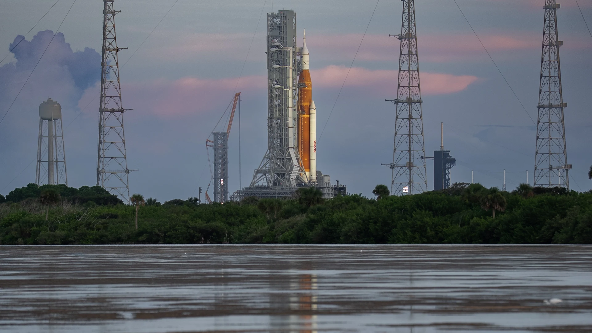 Artemis I Space Launch System - free hd space wallpaper for desktop